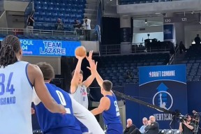 密尔沃基雄鹿训练开放日，集结日门线救险引欢呼，荷甲在即，临场指挥获称赞的简单介绍开云欢迎页面