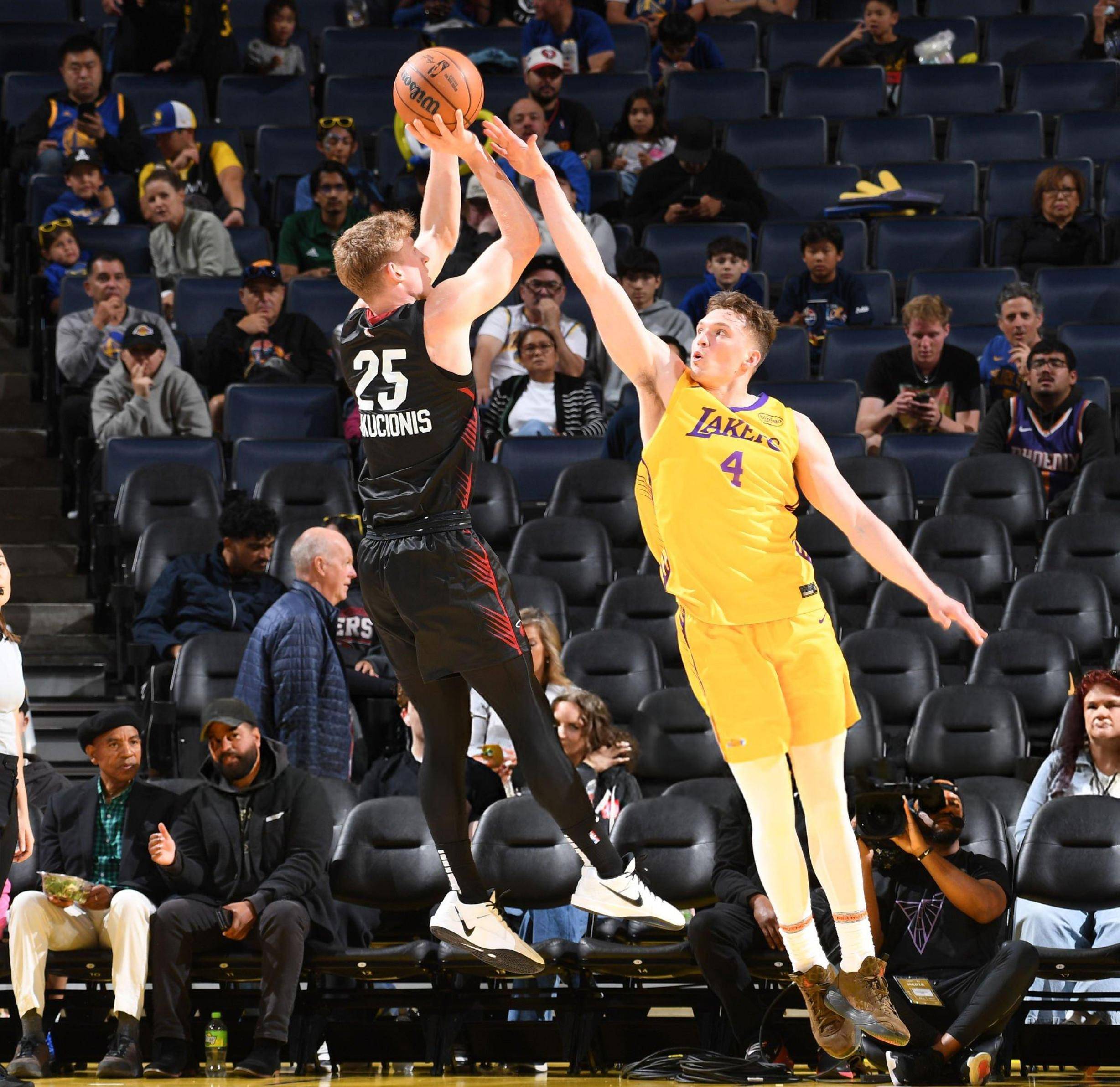 费德勒连续五场比赛得分超过连败德约科维奇在湖人比赛中精彩发挥，纽约尼克斯回应争议备战欧冠瞬间刷屏的简单介绍